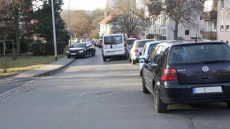 Die Änderung der Stellplatzsatzung ist ein heißes Eisen. Denn die Parkplatznot macht die Adalbert-Stifter-Straße zum Nadelöhr.  Foto: Josef Hofbauer