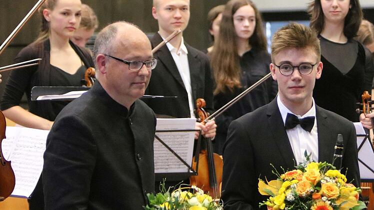 Impressionen vom Gastspiel des Jugend-Symphonieorchester Oberfranken in Frohnlach: Blum,en gab es für Dirigent Till Fabian Weser (links) und den jungen Solisten Jonathan Weimer.Foto: Jochen Berger