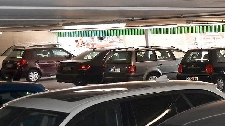 V&ouml;llig unterschiedliche Situation im Parkdeck innerhalb eines Tages: Volles Haus am Donnerstag gegen 10.30 Uhr am Vormittag...