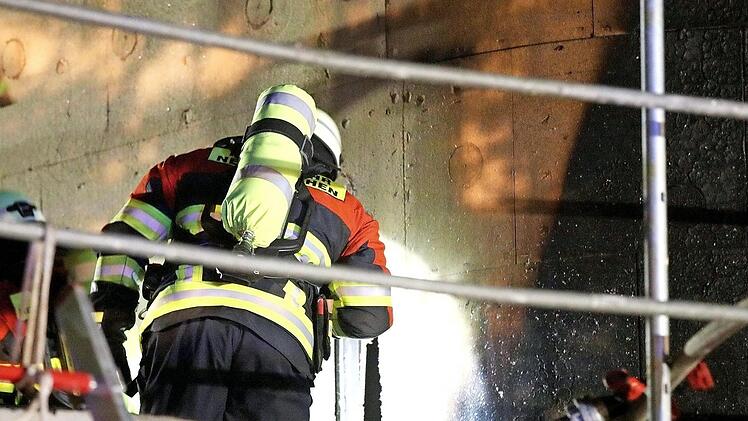 Die Dämmplatten waren nicht alle vom Feuer betroffen, da die Feuerwehr sehr schnell eingegriffen hat.