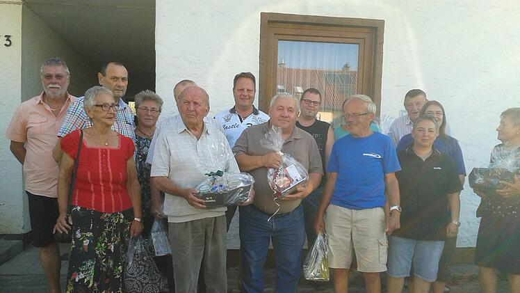 In der Hauptversammlung der Kleingärtner gab es Ehrungen: (hinten, von links)  der Obmann Berliner Brücke, Rainer Krause, Stadtrat Benno Pieger, Renate Schoberth (35 Jahre), Alexander Dumler (25, verdeckt), Stadtrat Ingo Lehmann,  Vorsitzender Stefan Dörfler, Winfried Felbermeier (15, verdeckt), Heinrich Gebhardt (15), stellvertretende Schriftführerin Jessica Popp sowie  (vorne, von links) Gertraud Walter (stellvertretend für Iris Walter-Teller, 35 Jahre), Heinz Rätke (60), Rudolf Fritz (15),...