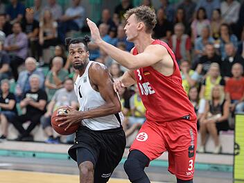 Hat noch viel Luft nach oben: Der 13-malige NBA-Spieler Charles Cooke (links, hier  gegen den Nürnberger Philip Daubner) brauchte für drei Treffer 13 Versuche. Foto: Peter Mularczyk