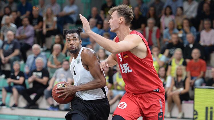 Hat noch viel Luft nach oben: Der 13-malige NBA-Spieler Charles Cooke (links, hier  gegen den Nürnberger Philip Daubner) brauchte für drei Treffer 13 Versuche. Foto: Peter Mularczyk