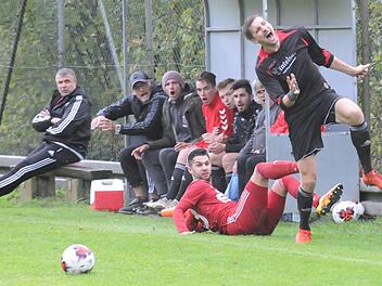 Für Fuchsstadts Trainer Martin Halbig (rechts) eine Rote Karte: Ein Coburger Spieler räumt Johannes Feser ab. Es gab nur gelb. Foto: ssp