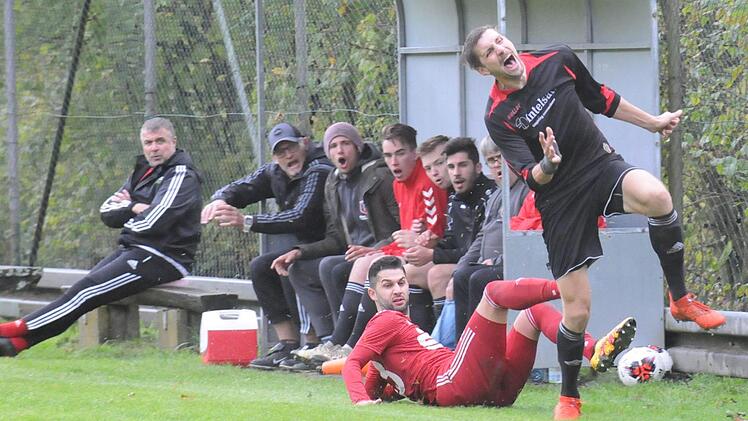Für Fuchsstadts Trainer Martin Halbig (rechts) eine Rote Karte: Ein Coburger Spieler räumt Johannes Feser ab. Es gab nur gelb. Foto: ssp
