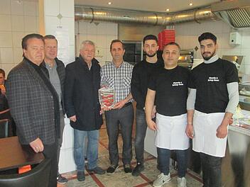 Neben einem Pizza- und Kebap-Haus bringt Müslim Güneri (M.) auch einen Produktionsbetrieb nach Fuchsstadt. Bürgermeister Peter Hart (3. v. l.) und Hausbesitzer Bernd Heid (2. v. l.) wünschten dem Pächter und seinem Personal gutes Gelingen.  Foto: Winfried Ehling