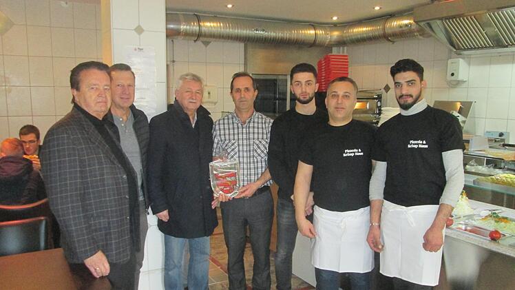 Neben einem Pizza- und Kebap-Haus bringt Müslim Güneri (M.) auch einen Produktionsbetrieb nach Fuchsstadt. Bürgermeister Peter Hart (3. v. l.) und Hausbesitzer Bernd Heid (2. v. l.) wünschten dem Pächter und seinem Personal gutes Gelingen.  Foto: Winfried Ehling