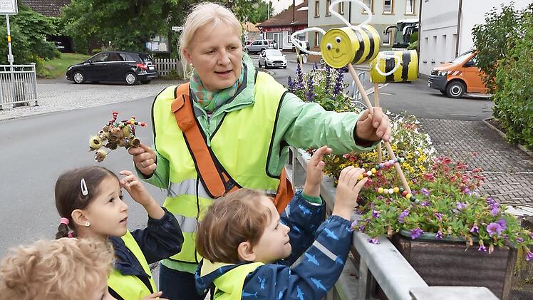 Anja van Avondt schmückte mit den Vorschulkindern Marijam, Mathilde, Marlene und Lukas die Blumenkästen an der Schwarzacher Brücke.