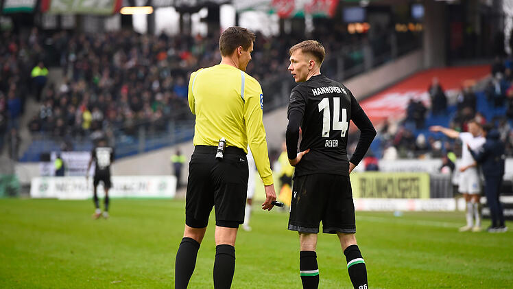 Im DFB-Pokal pfeift heute das Spiel 1. FC Nürnberg gegen VfB Stuttgart Schiedsrichter Daniel Siebert.