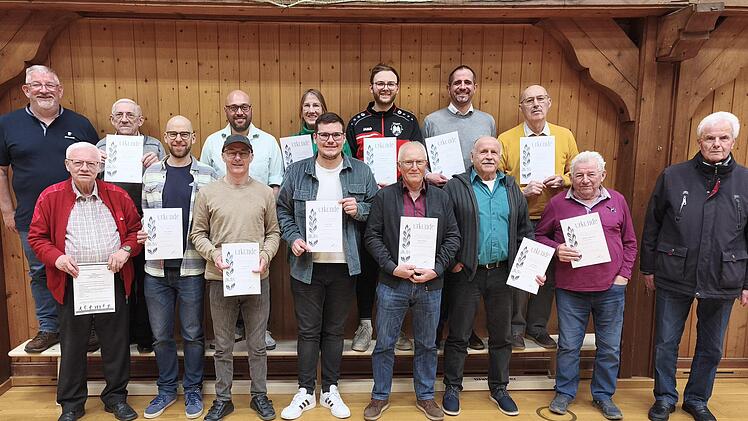 Hintere Reihe: Vorstand Harald Markard, Albrecht Neugebauer, Vorstand Michael Schultze, Gonny Lateveer, Christian Back, Jan Voll, Werner Suckf&uuml;ll. Vorne: G&uuml;nter Kirchner, Moritz Dittmar, Frank Poppe, Fabian G&ouml;tz, Ludwig Pratska, Anton Hahn, Herman...