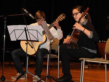 Die beiden mit der Höchstpunktzahl bewerteten Nachwuchsmusiker Robert Kotschenreuther und Lina Prell spielten "Tango - Milonga" von "Maximo Diego Pujol". Seine Musik basiert auf der Folklore und den Tangos seiner argentinischen Heimat.  Foto: Michael Wunder