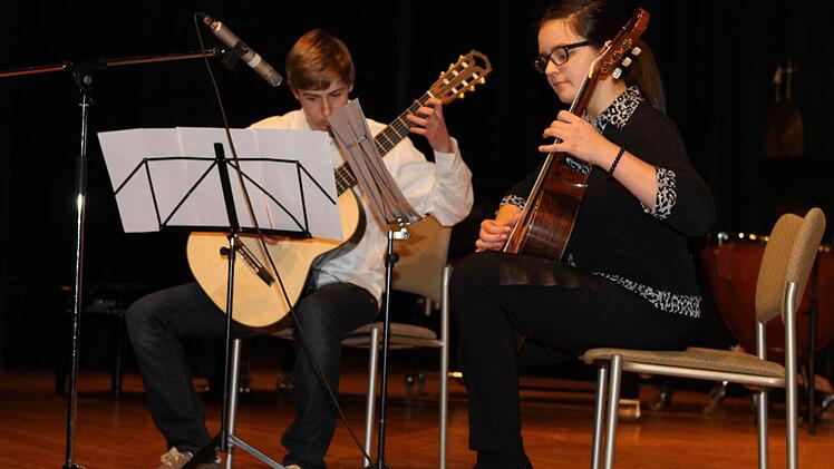 Die beiden mit der Höchstpunktzahl bewerteten Nachwuchsmusiker Robert Kotschenreuther und Lina Prell spielten "Tango - Milonga" von "Maximo Diego Pujol". Seine Musik basiert auf der Folklore und den Tangos seiner argentinischen Heimat.  Foto: Michael Wunder