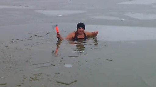 Winter 2013: Das Beil hat sich Anette Zdrojek extra gekauft, um das Eis im See aufzuhacken.