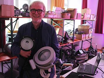 Thomas Römhild mit zwei der bei "Kronach leuchtet" eingesetzten Leuchtmittel: einer Entladelampe (links) und einem LED-Scheinwerfer.