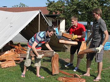 Zelten bleibt im Trend, auch wenn Betreuer wie (von links) Benedikt Schmitz-Rode, Jörg Wiedenhoff und Marc Backmerhoff dabei ins Schwitzen kommen.  Foto: Archiv/Malz