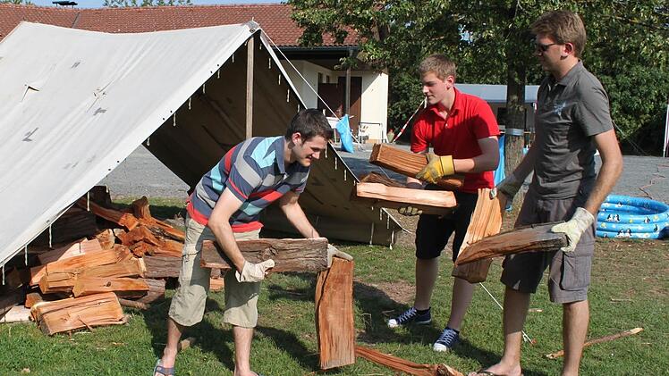 Zelten bleibt im Trend, auch wenn Betreuer wie (von links) Benedikt Schmitz-Rode, Jörg Wiedenhoff und Marc Backmerhoff dabei ins Schwitzen kommen.  Foto: Archiv/Malz