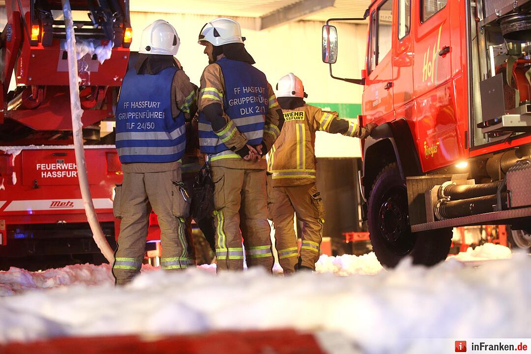 Schonungen: Werkstatthalle steht in Flammen