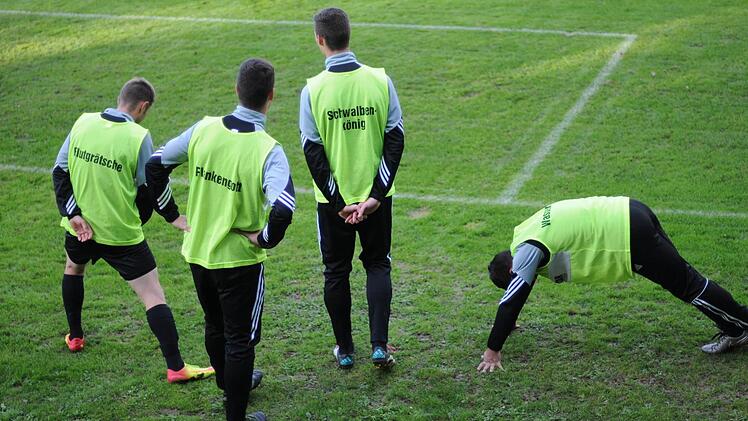 Kreativ beschriftete Leibchen haben die Kicker der DJK Schwebenried.