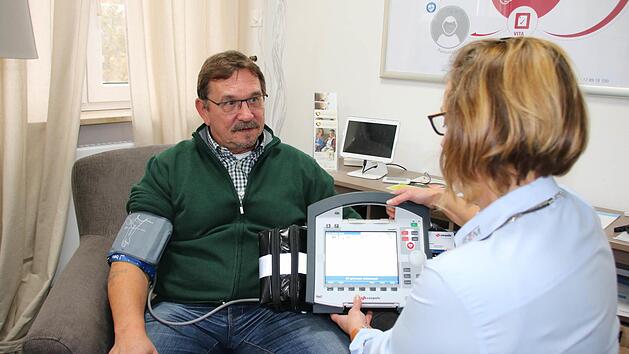 Nicht die Patienten fahren, sondern der Arzt wird zugeschaltet: Auf dem Foto stellen Udo Heimann und Marion H&uuml;mmler vom Bad Kissinger Zentrum f&uuml;r Telemedizin das im Januar anlaufende Fokusprojekt Mona (f&uuml;r mobile netzwerkmedizinische Assistenz) nach. Foto: Ralf Ruppert
