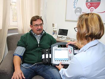 Nicht die Patienten fahren, sondern der Arzt wird zugeschaltet: Auf dem Foto stellen Udo Heimann und Marion Hümmler vom Bad Kissinger Zentrum für Telemedizin das im Januar anlaufende Fokusprojekt Mona (für mobile netzwerkmedizinische Assistenz) nach. Foto: Ralf Ruppert