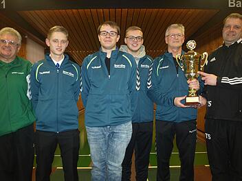 In der Wilhelm-Hegler-Halle in Oerlenbach richtete der Kegelverein Bad Kissingen einen Pokalwettbewerb aus. Dem Sieger TSV Nüdlingen mit von links Dominic Schaupp, Thomas Ulsamer, Nico Schulze und Edwin Karch gratulierten Sportwart Dietmar Schmitt (ganz links) und 2. Vorsitzender Thorsten Straub (ganz rechts).  Foto: Stefan Geiger