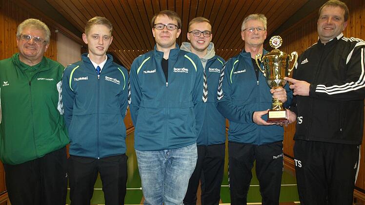 In der Wilhelm-Hegler-Halle in Oerlenbach richtete der Kegelverein Bad Kissingen einen Pokalwettbewerb aus. Dem Sieger TSV Nüdlingen mit von links Dominic Schaupp, Thomas Ulsamer, Nico Schulze und Edwin Karch gratulierten Sportwart Dietmar Schmitt (ganz links) und 2. Vorsitzender Thorsten Straub (ganz rechts).  Foto: Stefan Geiger