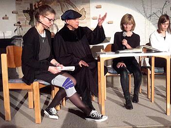 Martin Luther ist im 21. Jahrhundert angekommen. Offensichtlich gelangweilte Menschen erzählen ihm bei seinem Besuch von ihren vermeintlichen Werten wie Haus, Auto oder Urlaub. Der Reformator kann mit diesen Dingen nur sehr wenig anfangen. Foto: Rolf Pralle