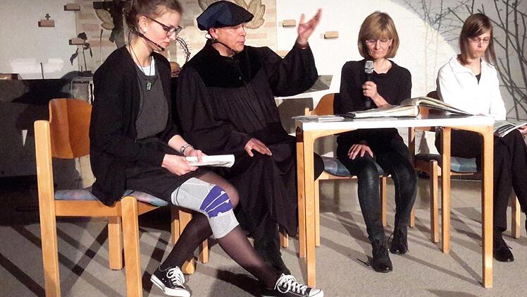 Martin Luther ist im 21. Jahrhundert angekommen. Offensichtlich gelangweilte Menschen erzählen ihm bei seinem Besuch von ihren vermeintlichen Werten wie Haus, Auto oder Urlaub. Der Reformator kann mit diesen Dingen nur sehr wenig anfangen. Foto: Rolf Pralle