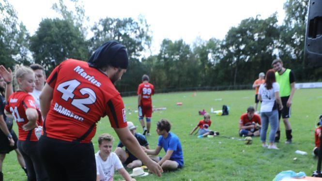 Zur St&auml;rkung gab es Obst. Foto: Barbara Herbst