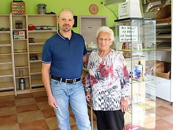 Ladenbesitzer Michael Vent führt die Tradition der Familie  Gerhard weiter. Helma Betz musste aus gesundheitlichen Gründen aufhören.  Julia Raab
