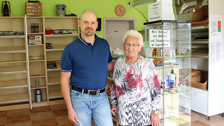 Ladenbesitzer Michael Vent führt die Tradition der Familie  Gerhard weiter. Helma Betz musste aus gesundheitlichen Gründen aufhören.  Julia Raab