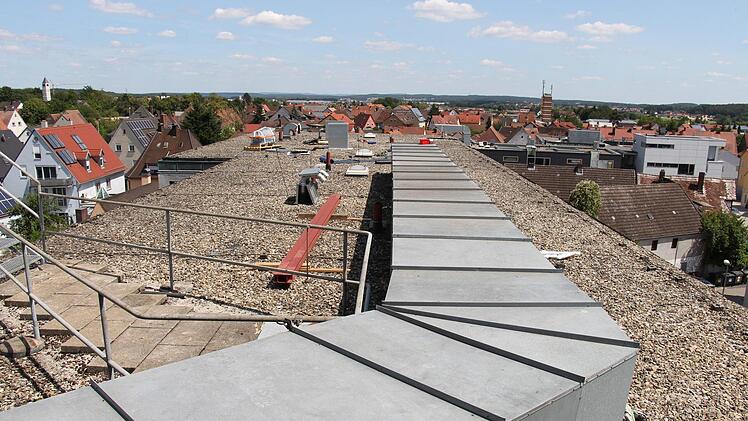 Einen schönen Ausblick auf Höchstadt-Ost hat man vom Dach des Kreiskrankenhauses St. Anna.  Das Flachdach muss noch in diesem Jahr  erneuert werden. Foto: Christian Bauriedel