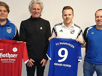Besiegelten ihre Zusammenarbeit ab der nächsten Saison (von links): Frank Hofmann (1. Vorstand FV und Vorstand Sport beim TSV Pfändhausen/Holzhausen), Werner Dressel, Dominik Hüllmantel 2.Vorstand FV und Vorstand Sport Rannungen) sowie Christian Gessner ( Beisitzer FV und Vorstandschaft TSV Pfändhausen/Holzhausen). Foto: Peter Balthasar