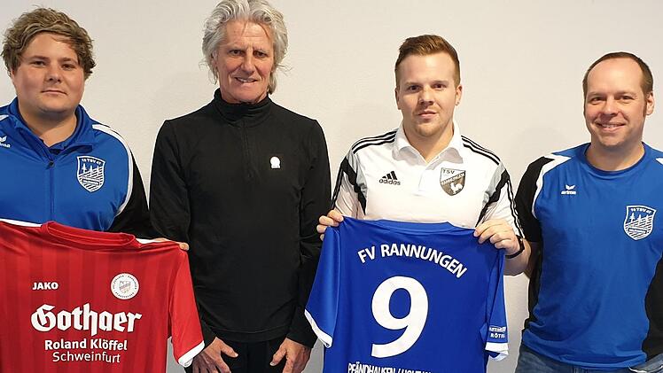 Besiegelten ihre Zusammenarbeit ab der nächsten Saison (von links): Frank Hofmann (1. Vorstand FV und Vorstand Sport beim TSV Pfändhausen/Holzhausen), Werner Dressel, Dominik Hüllmantel 2.Vorstand FV und Vorstand Sport Rannungen) sowie Christian Gessner ( Beisitzer FV und Vorstandschaft TSV Pfändhausen/Holzhausen). Foto: Peter Balthasar