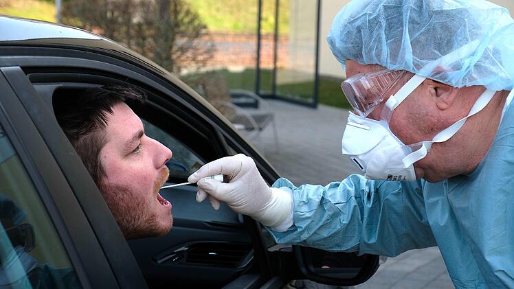 Dr. Fuat Edgü nimmt den Abstrich direkt am Auto vor. Der Fahrer oder Beifahrer kann dabei sitzen bleiben. Gerd Schaar