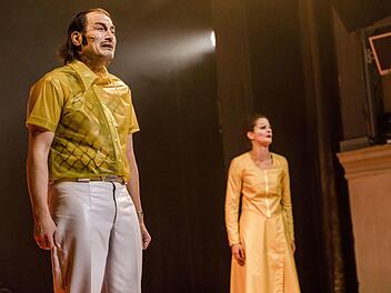 Turbulentes Bühnenvergnügen: Die Komödie "Bezahlt wird nicht!" von Dario Fo feierte Premiere am Landestheater Coburg.Foto: Angelina Bauer-Kalter