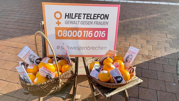 Stadt/Landkreis Bamberg: Infostand klärte über Gewalt gegen Frauen auf - Hilfetelefon lädt zum Zeichensetzen ein