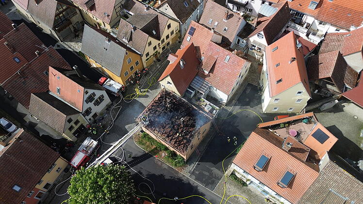 Brand eines Einfamilienhauses in Frickenhausen: Feuerwehr im Einsatz