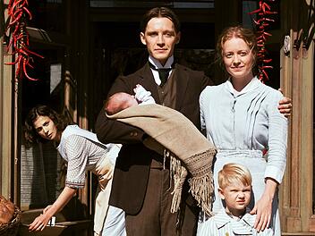 Fidelis Waldvogel (Jonas Nay) und seine Frau Eva (Leonie Benesch, rechts) lassen sich mit ihrem Nachwuchs ablichten. Mit Delphine (Aylin Tezel) arbeitet eine weitere Deutsche in der Wildwest-Metzgerei der ausgewanderten Schwaben.