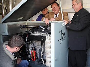 Als Geschäftsführer von Auto Dippold in Kulmbach hat Werner Burger (Zweiter von rechts) schon gute Erfahrungen mit einem Blockheizkraftwerk gemacht. Auch in der Frankenwaldhalle wird nun eine solche Anlage installiert. Foto: Archiv