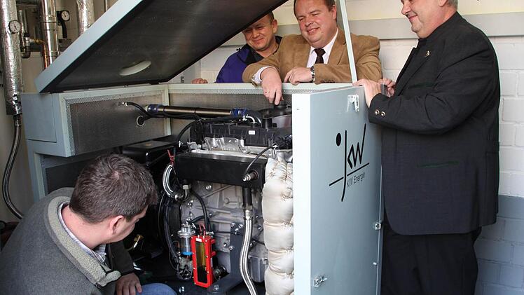Als Geschäftsführer von Auto Dippold in Kulmbach hat Werner Burger (Zweiter von rechts) schon gute Erfahrungen mit einem Blockheizkraftwerk gemacht. Auch in der Frankenwaldhalle wird nun eine solche Anlage installiert. Foto: Archiv