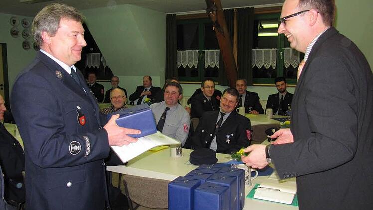Manfred Krebs (links) ist seit 40 Jahren aktiv im Feuerwehrdienst der Feuerwehr Ebensfeld. Der Lichtenfelser Landrat Christian Meißner dankte ihm dafür.