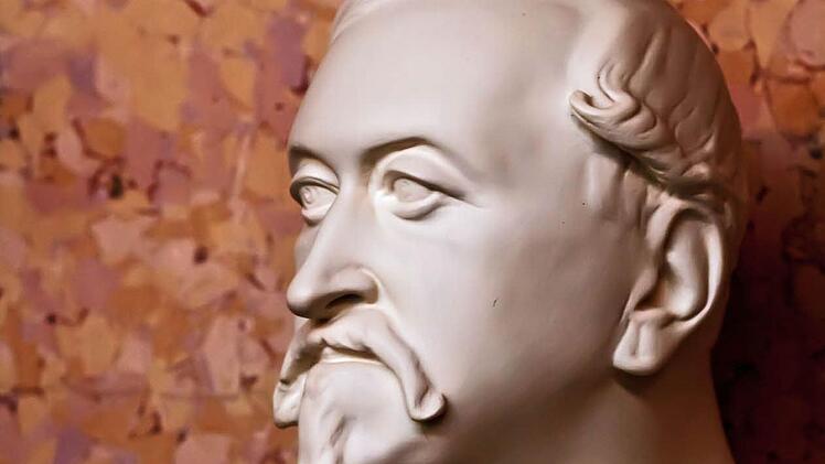 Herzog Ernst II. (Büste im Spiegelsaal des Landestheaters Coburg). Fotos: Jochen Berger