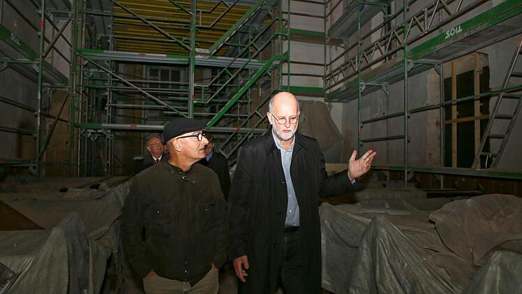 Seit Januar wird das Kircheninnere saniert. Im Vordergrund Pfarrer Hans Lyer (links) und Christoph Gatz.