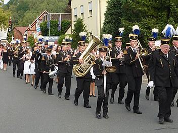 In Stockheim wurde am Wochenende Kirchweih gefeiert. Vor dem Festgottesdienst fand die Kirchenparade mit der Bergmannskapelle statt. Foto: Gerd Fleischmann