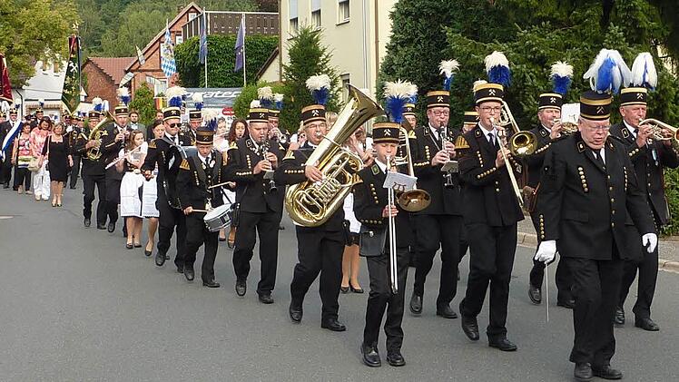 In Stockheim wurde am Wochenende Kirchweih gefeiert. Vor dem Festgottesdienst fand die Kirchenparade mit der Bergmannskapelle statt. Foto: Gerd Fleischmann