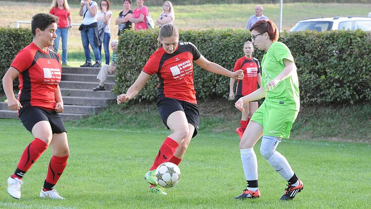 Szene aus dem Spiel der DJK Schondra (in rot) gegen die SG Schönderling/Thulba. Foto: Hopf