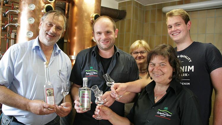 Von links: Edmund, Benjamin und Hiltrud Zehner, Waltraud Pfeufer und Zacharias Zehner mit Gin Emma.