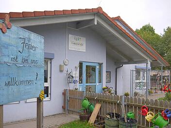 Noch in diesem Jahr sollen die Bauarbeiten beginnen: Der Kindergarten "Farbenfroh" in der Hans-Rollwagen-Straße wird mit einem dritten Bauabschnitt erweitert. Der zweigeschossige Anbau im vorderen Bereich des Geländes wird rund eine Million Euro kosten. Foto: Berthold Köhler