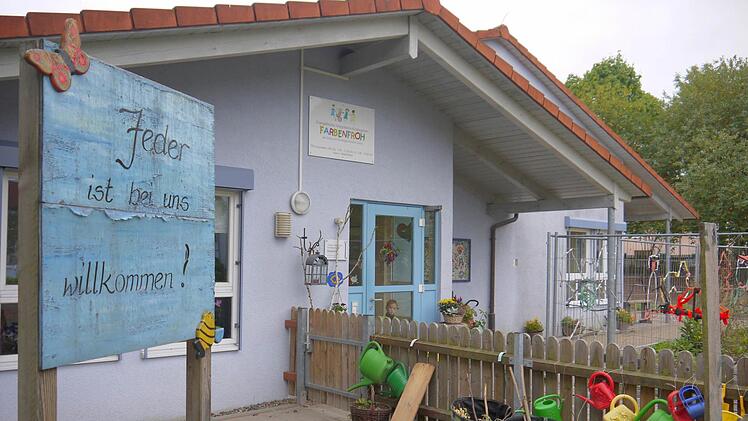 Noch in diesem Jahr sollen die Bauarbeiten beginnen: Der Kindergarten "Farbenfroh" in der Hans-Rollwagen-Straße wird mit einem dritten Bauabschnitt erweitert. Der zweigeschossige Anbau im vorderen Bereich des Geländes wird rund eine Million Euro kosten. Foto: Berthold Köhler